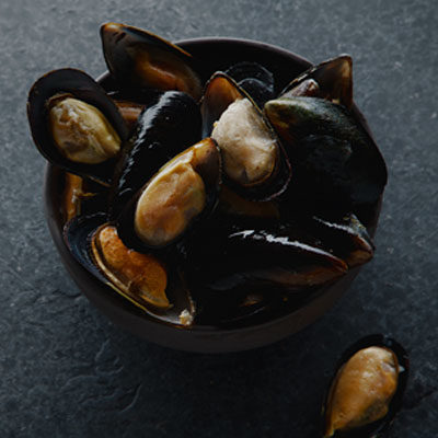 Blue mussels in bowl
